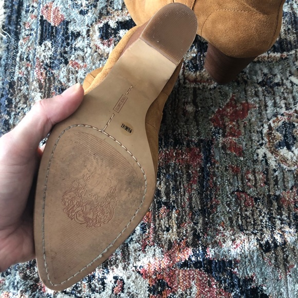 Vince Camuto suede ankle boots camel color - Picture 4 of 4